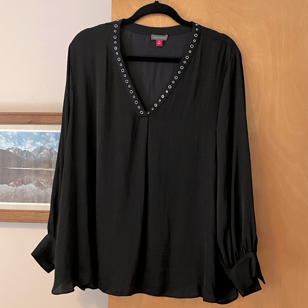 Vince Camuto Black V-Neck Blouse with Silver Accents- Size 2X